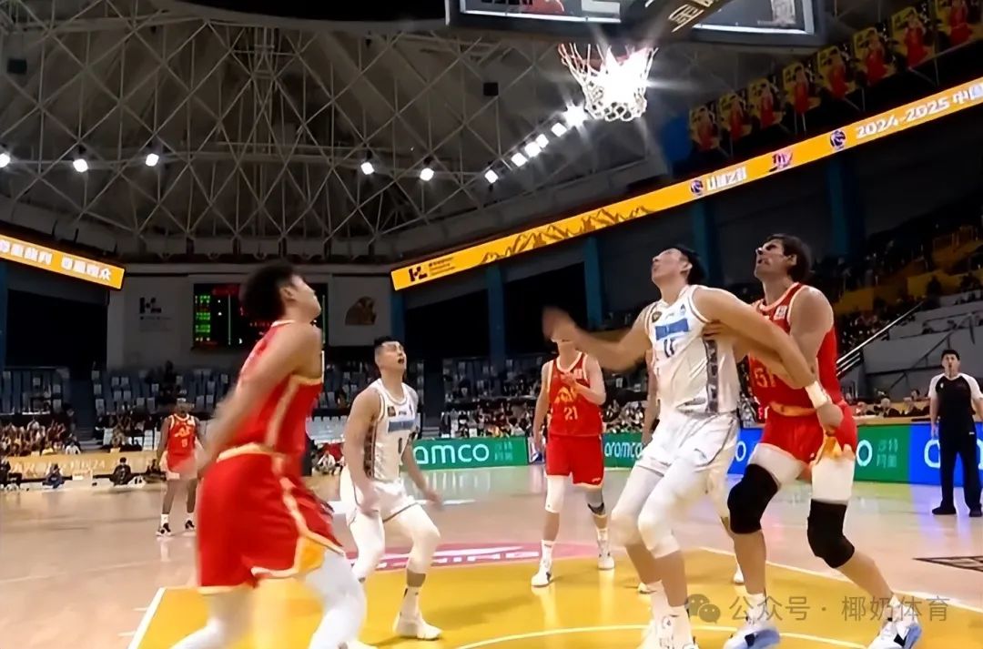篮球规则开球踩线_篮球踩线发球违例吗_篮球踩线