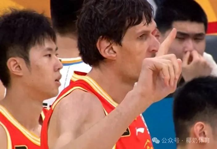 篮球踩线发球违例吗_篮球踩线_篮球规则开球踩线