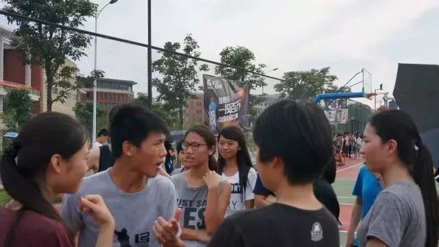 篮球踩线算不算犯规_篮球踩线发球违例吗_篮球规则开球踩线