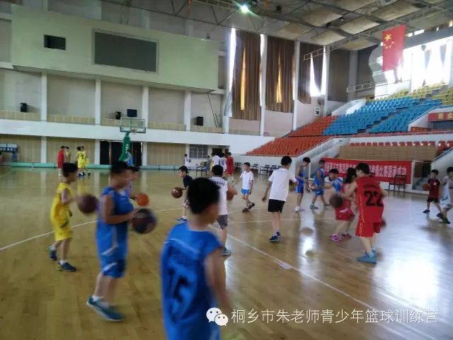 篮球背心男潮_篮球短裤背心冠军是谁_篮球背心冠军短裤