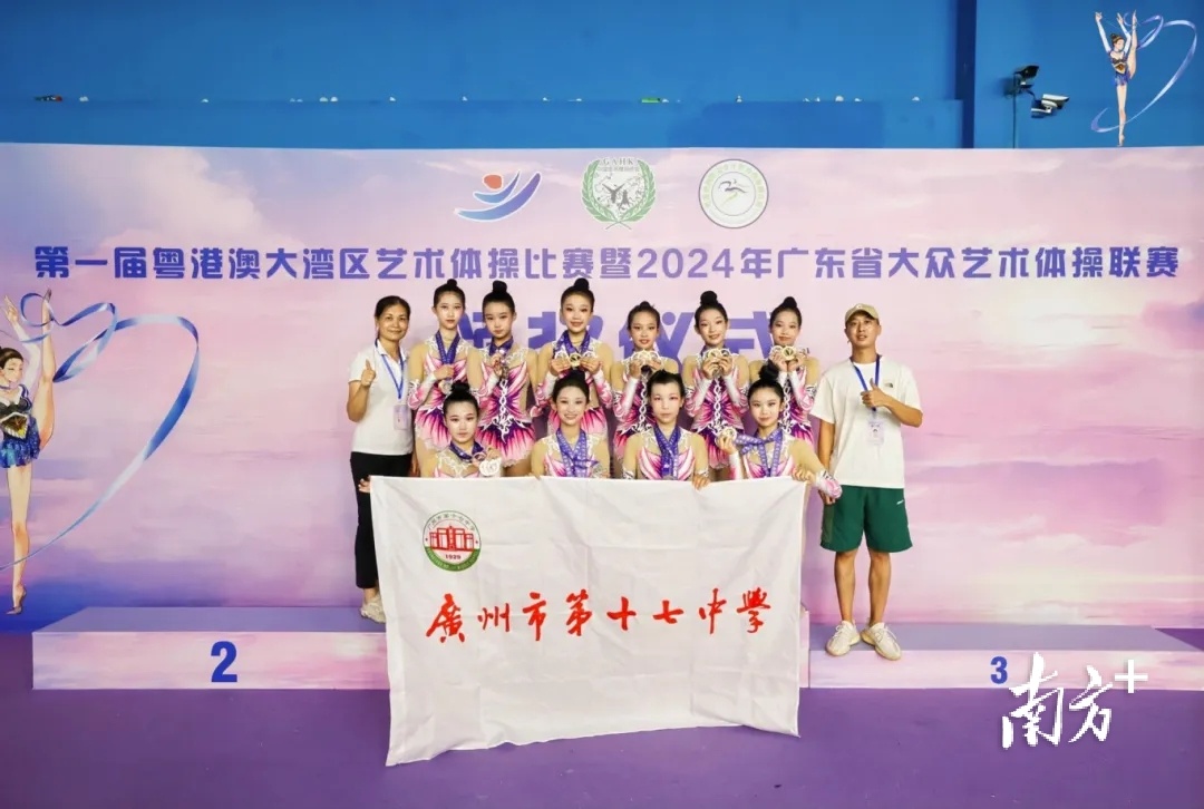 中学生体操分解动作_中学生表演体操_中学生体操运动