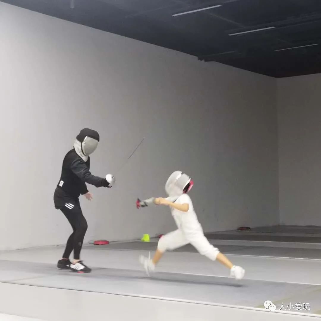 女孩练击剑好不好_击剑训练视频技巧女生_女生怎么击剑