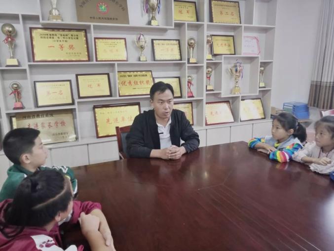 世纪园小学四年级足球冠军_小学足球比赛冠军_世纪园小学足球教练